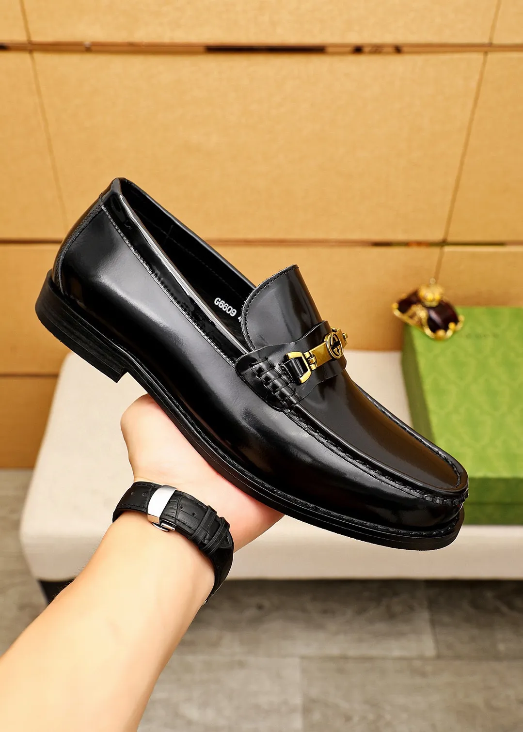 Men's shoes 💰460 💐 Product trademark: GUCCI "Gucci" casual leather shoes Regular size: 38-44 (45🉑️customized) Product materials: Selected imported first-layer open-edge beaded cowhide leather upper + luxury hardware buckle, imported water-dyed cowhide leather lining. Strong three-dimensional visual effect, original combination outsole Color: 3⃣️colors available